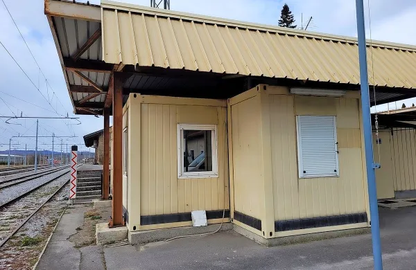 Policija prodaja montažne objekte železniške mejne policije v 
Ilirski Bistrici (na fotografiji) in  Rakitovcu.