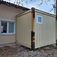 Policija prodaja montažne objekte železniške mejne policije v 
Ilirski Bistrici.
