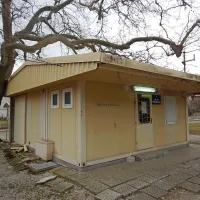 Policija prodaja montažne objekte železniške mejne policije v 
Rakitovcu.