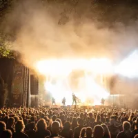    Kljub temu, da je glavni oder nekoliko manjši od tistega na 
festivalu Metaldays, so obiskovalci lahko priča spektaularnim 
nastopom.