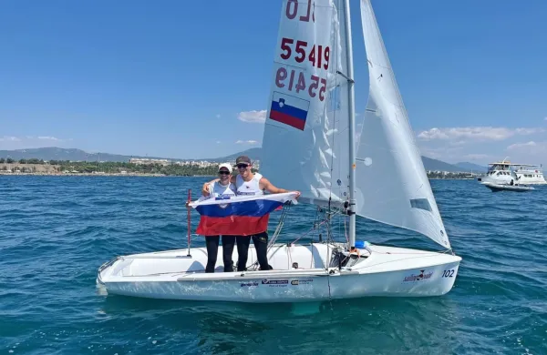 Slovenski jadralci so na mladinskem evropskem prvenstvu za 420 
in 470 jadrali odlično in domov prihajajo z dvema odličjema.