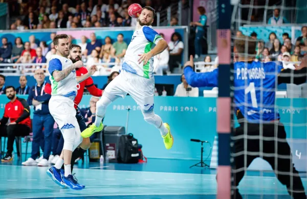 Koprčana v olimpijski akciji: Aleks Vlah (z žogo) je proti Špancem 
dosegel dva gola, Dean Bombač (levo) pa je kot najboljši slovenski 
strelec vseh pet zadetkov  prispeval iz sedmih metrov.  
