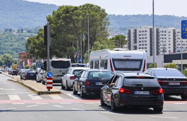 Šmarska cesta v Kopru, spomenik nesposobnim načrtovalcem 
cestnih povezav,  je bila spet povsem zabasana. 