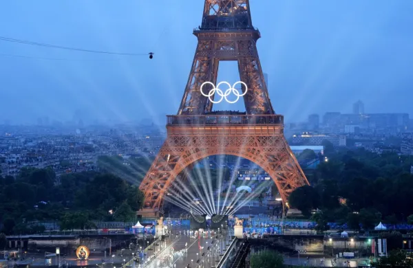 Vse kaže, da bodo olimpijski krogi na Eifflovem stolpu ostali za 
vselej.