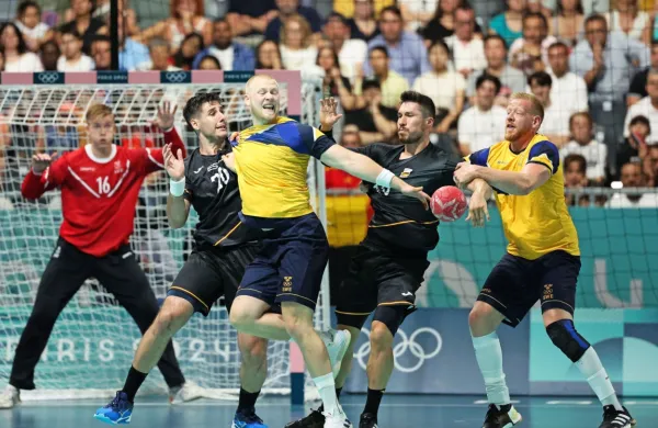 Obramba Švedov  (v rumeno-modrih dresih) z vratarjem  Tobiasom 
Thulinom bo tudi za slovenski napad predstavljala visoko oviro.  