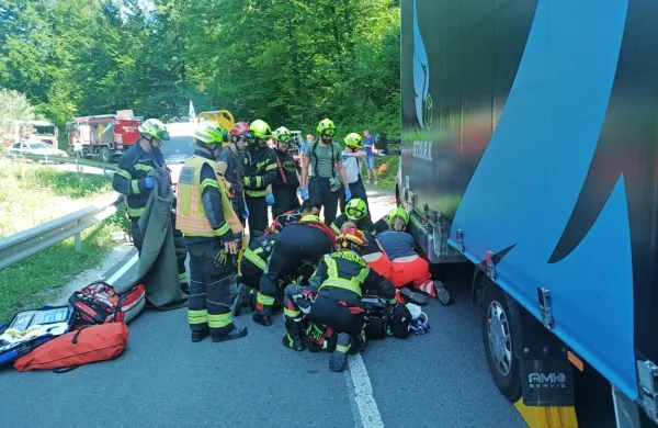 Gasilci in reševalci so se trudili, da bi oživeli starejšo motoristko, 
vendar so bile njene poškodbe prehude. 
