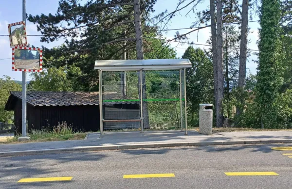 Na Kalu imajo sicer lepo urejeno avtobusno postajališče, a žal na 
njem avtobus ne ustavlja.