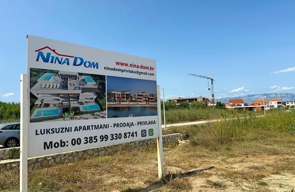 Gradnjo klasičnih apartmajev v Privlaki vse bolj nadomešča 
gradnja luksuznih stanovanj z bazenom, vrednih tudi milijon evrov 
in več. 