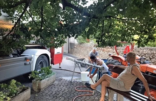 Krajani polnijo vodo v plastenke in jo nato tudi razvažajo po vasi, 
predvsem starejšim krajanom