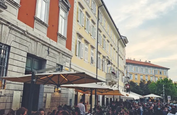 Tržaški župan Roberto Dipiazza je danes podpisal odlok, ki določa, 
da so lokali  na območju med trgoma Garibaldi in Perugino lahko 
odprti najkasneje do 23.30. Lokali v ulici Torino (na fotografiji) so 
izzvzeti.