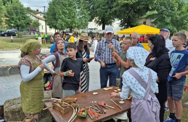 Člani Kulturnega društva Pepca Čehovin Tatjana iz Senožeč so 
skupaj s podporniki in krajani 20. julija organizirali njihovo 
največjo kulturno, športno in etnološko prireditev v Senožečah - 
Pastirčkov dan 2024. 