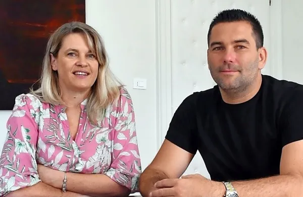 Predsednica društva Palčica pomagalčica Larisa Štoka in piranski 
župan Andrej Korenika