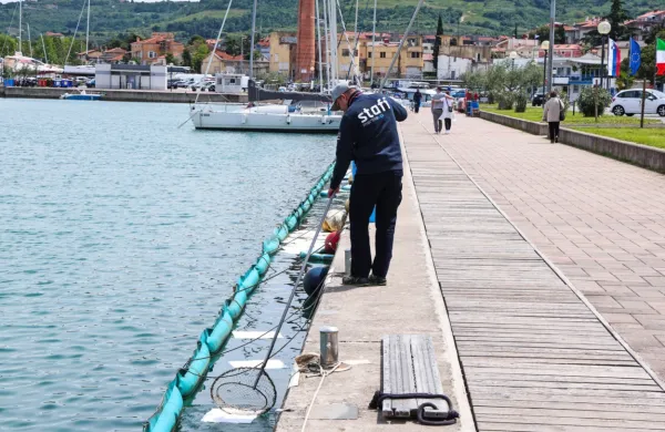 V okolje je  izteklo približno 29.340 litrov   kurilnega olja. 