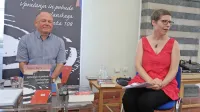 Nekdanji poslanec Samo Bevk in bibliotekarka mag. Milanka Trušnovec na predstavitvi knjige Vprašanja in 
pobude s poslanskega sedeža 108