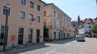 Mestno jedro Unescove Idrije je v poletnih vikendih, ob zaprtih 
lokalih in trgovinah kot izumrlo.