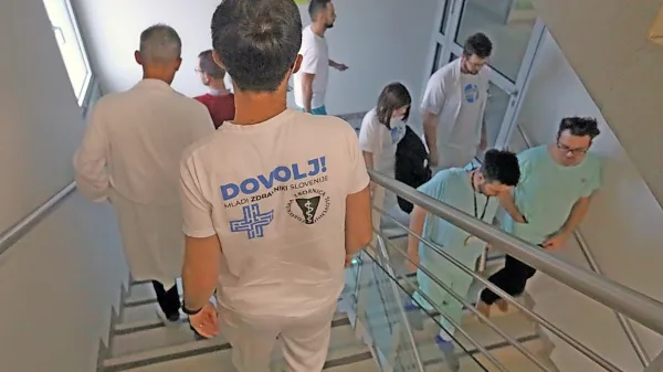 V Fidesu so domačo javnost obveščali, da zdravstvo dnevno 
zapuščajo zdravniki in da bo vlada, ki ne popušča njihovim 
zahtevam, nosila odgovornost za propad javnega zdravstva. 
Podatki kažejo drugačno sliko.