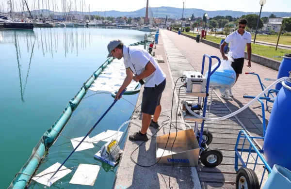 Prizor  iz  lanskega  poletja,  ko so  v  marini   poleg baraž v  morje  polagali  tudi  pivnike.