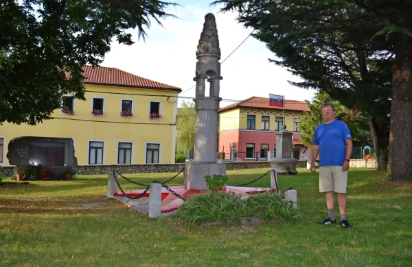 Srečko Rože je sklenil obnovo spominskega parka, ki je sestavni 
del vaškega jedra v Lokvi.