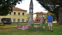 Srečko Rože je sklenil obnovo spominskega parka, ki je sestavni 
del vaškega jedra v Lokvi.