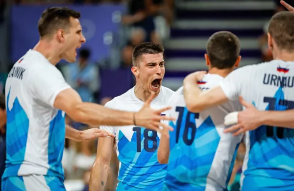 Slovenski odbojkarji po petih nizih strli Francoze in neporaženi v četrtfinale