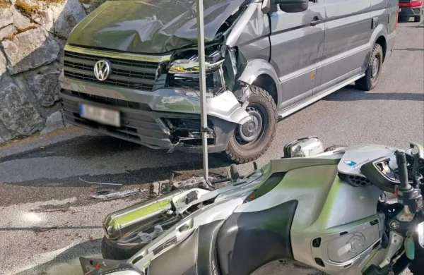 82-letni motorist je silovito trčil v avtodom.