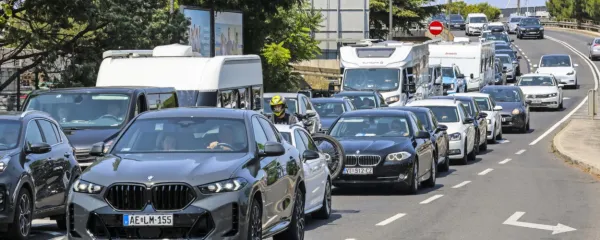 Koprske prometnice stežka požirajo promet proti Hrvaški, rešitev, 
ki jih obljubljajo že dolgo, pa ni na vidiku.