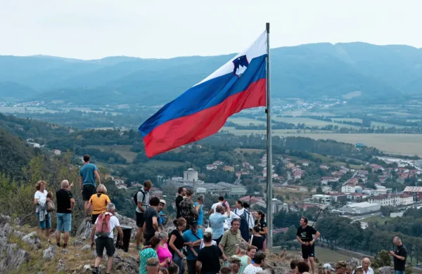 Na Starem gradu nad Vipavo  plapola slovenska zastava.