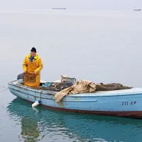 

Koprski ribič Marino Šav je s svojo šestmetrsko leseno barko, 
batano, lovil še do pred par leti. Zdaj pa je na suhem, ker jo je treba 
temeljito obnoviti.
