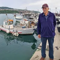Ribič Marino Šav se je pri kakšnih desetih letih prvič podal na 
ribolov s svojim očetom in to počne še danes, pri polnih 78 
letih.