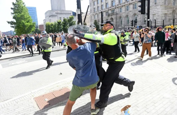 V nemirih, po katerih so aretirali štiri ljudi, so bili ranjeni trije 
policisti.
