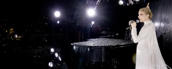 Kot žarek svetlobe, ljubezni in upanja sredi poblaznelega sveta se 
je zdela Celine Dion na Eifflovem stolpu.