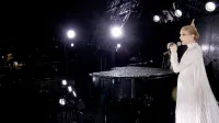 Kot žarek svetlobe, ljubezni in upanja sredi poblaznelega sveta se 
je zdela Celine Dion na Eifflovem stolpu.