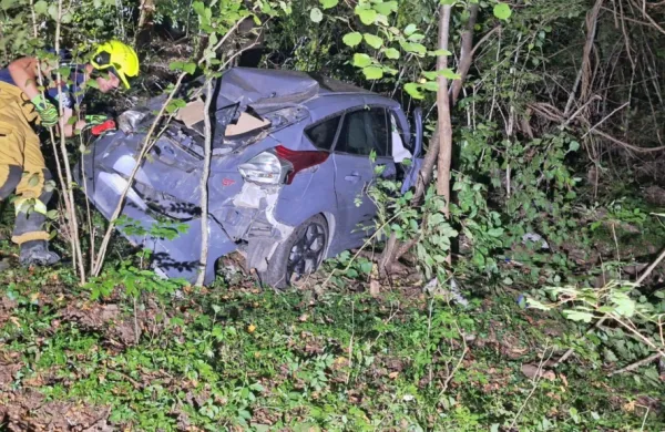 Tolminski gasilci so ob razbitem avtu našli dva mladeniča.