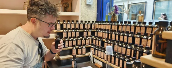 Iz več kot 120 vonjav je treba izbrati devet najljubših, ki sestavljajo 
končni parfum. 