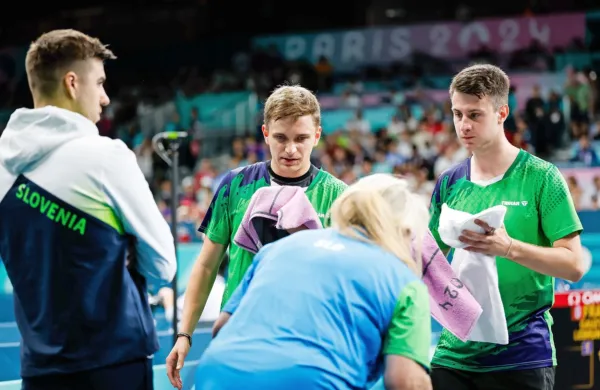 Slovenska namiznoteniška reprezentanca v postavi Darko Jorgić, 
Deni Kožul in Peter Hribar je izpadla v osmini finala olimpijskega 
ekipnega turnirja v Parizu. 
