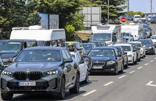 Na Prometno-informacijskem centru za državne ceste že vse 
poletje opažajo, da so ponedeljki poleg sobot in nedelj prometno 
najbolj obremenjeni.