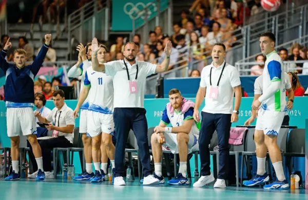 Slovenski selektor Uroš Zorman (v sredini z dvignjenimi rokami) se je očitno želel izogniti četrtfinalnemu soočenju s 
Francozi.  