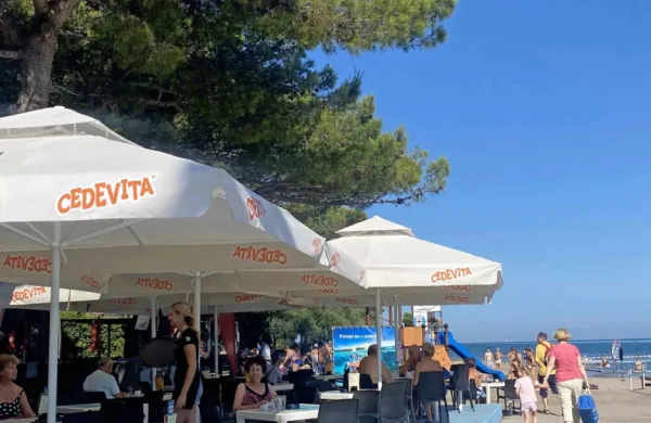 Spiaggia bar v Žusterni je priljubljeno shajališče obiskovalcev plaže.