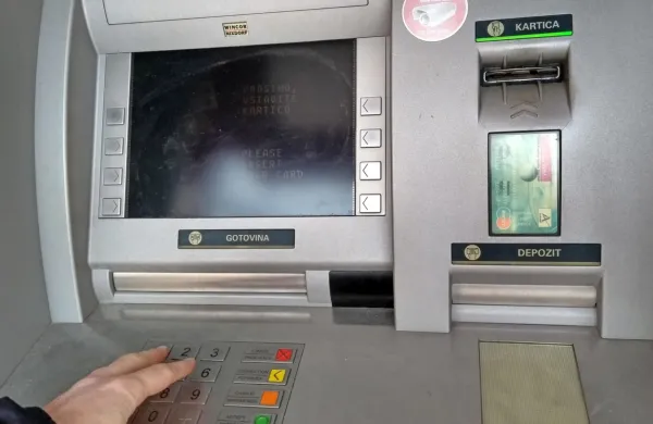 Približno četrtina Slovencev bankomat uporablja tudi na počitnicah  v  tujini.