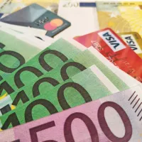 V  tujini vse več plačujemo  s karticami, a težko se je povsem 
izogniti uporabi bankomata.