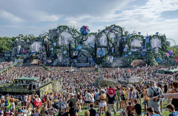 Tomorrowland vsako leto obišče na stotisoče navdušencev nad 
elektronsko glasbo.