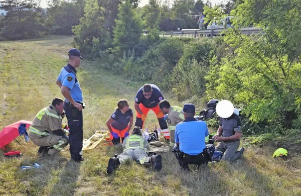 Motorist in motoriska iz Trsta sta pod Brkini v nedeljo končala pod 
cesto.