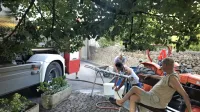 Krajani tudi sami polnijo vodo v plastenke.