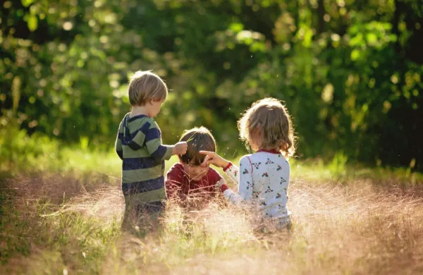   Otroci v igri uživajo, obenem pa se  urijo v številnih veščinah.