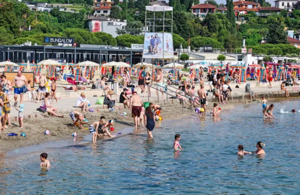Na  policiji  svetujejo  previdnost  tudi  na  kopališčih,  ob  odkritju  
sumljivih  dogajanj  pa  odsvetujejo  panične  reakcije  (fotografija  je  
simbolična). 