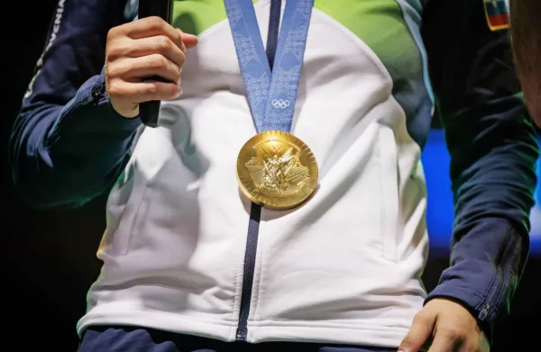 Za zlato olimpijsko kolajno država športnika nagradi s 70.000 
evrov in Bloudkovo nagrado.