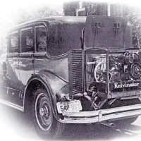 Cadillac je 1930 na zadek avtomobila poskusno namestil kar 
Kelvinatrorjev hladilnik.