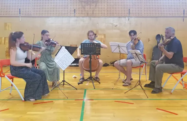 V telovadnici koprskega zapora so pripravili koncert klasične 
glasbe.
