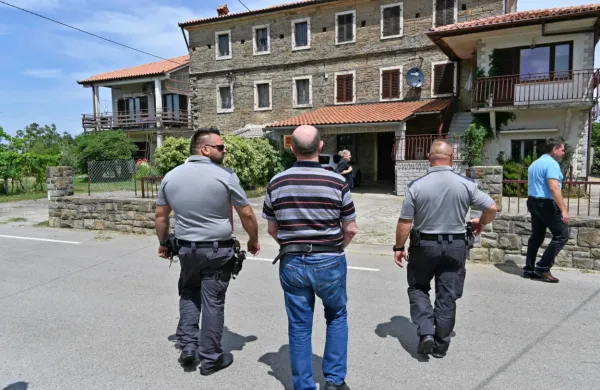 Marina Šavrona so pred desetimi dnevi vklenjenega pripeljali domov na rekonstrukcijo dogodka, v torek 
pa je v domačo vas prišel sam in brez lisic.