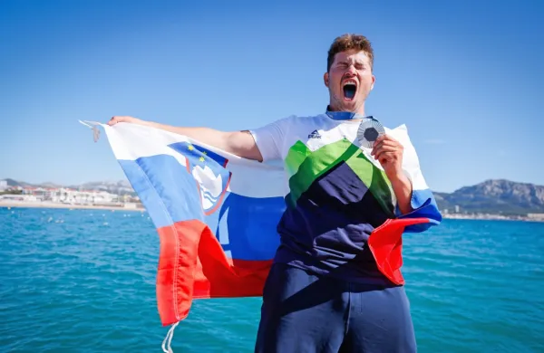  Koprski kajtar Toni Vodišek je na olimpijskih igrah v Franciji osvojil 
srebrno medaljo.